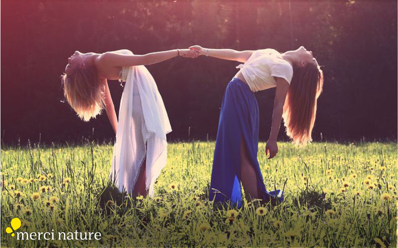 Deux femmes symbolisant le système urinaire.